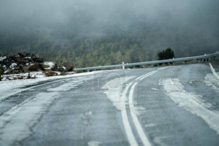 Téléchargez les photos : Glace sur la route sur une montagne en hiver en Australie - en image libre de droit