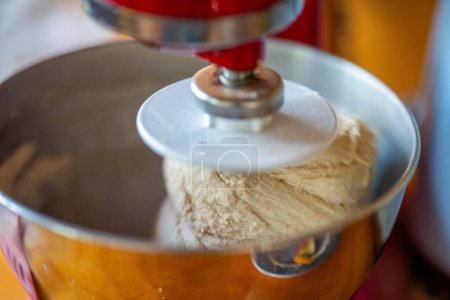 Téléchargez les photos : Mélange de pâte à pain dans une cuisine - en image libre de droit