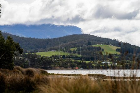 Téléchargez les photos : Mt wellington dans hobart tasmania, parc national avec nuage au-dessus - en image libre de droit