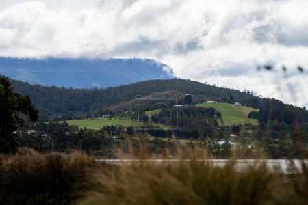 Téléchargez les photos : Mt wellington dans hobart tasmania, parc national avec nuage au-dessus - en image libre de droit