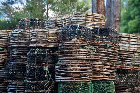 Téléchargez les photos : Crayfish cray pots empilés en tasmanie australie - en image libre de droit