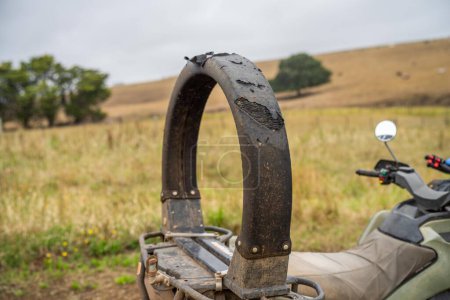 Foto de Bicicleta cuádruple con una barra enrollable de protección de aplastamiento instalada para la seguridad en Australia. moto australiana en un campo en una granja - Imagen libre de derechos