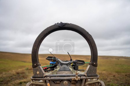 Foto de Bicicleta cuádruple con una barra enrollable de protección de aplastamiento instalada para la seguridad en Australia. moto australiana en un campo en una granja en Australia - Imagen libre de derechos