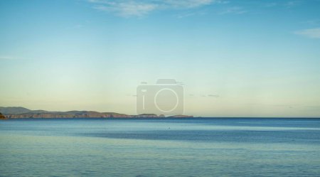 Foto de Hermosa isla bruny al amanecer con nubes rosadas y el océano debajo - Imagen libre de derechos