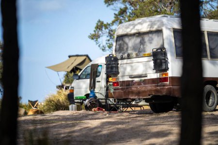 Téléchargez les photos : Camping dans et van et tente dans un parc dans la nature en été. Hors réseau camping dans une caravane de camping-car, en vacances Aventure à NSW, Australie - en image libre de droit