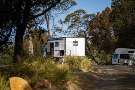 Téléchargez les photos : Camping dans et van et tente dans un parc dans la nature en été. Hors réseau camping dans une caravane de camping-car, en vacances Aventure à NSW, Australie - en image libre de droit