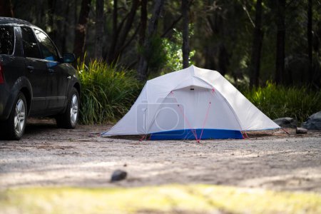 Foto de Camping y furgoneta y tienda en un parque en la naturaleza en verano. Fuera de la red de camping en un remolque campista, en unas vacaciones Aventura en NSW, Australia - Imagen libre de derechos