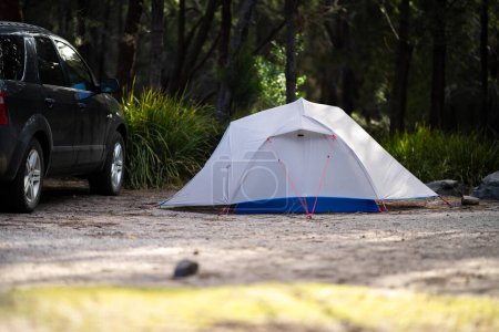 Foto de Camping y furgoneta y tienda en un parque en la naturaleza en verano. Fuera de la red de camping en un remolque campista, en unas vacaciones Aventura en NSW, Australia - Imagen libre de derechos