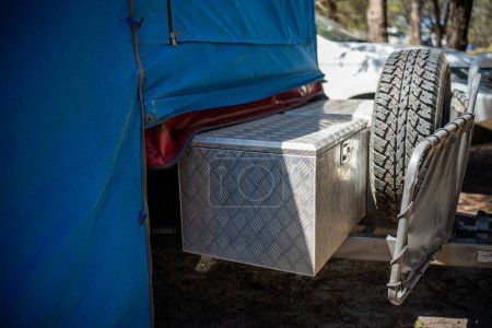 Téléchargez les photos : Hors réseau camping dans une caravane camping-car, en vacances Aventure en Australie Bushland - en image libre de droit