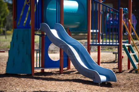 Téléchargez les photos : Glissades et balançoires dans une aire de jeux dans un parc en Australie - en image libre de droit