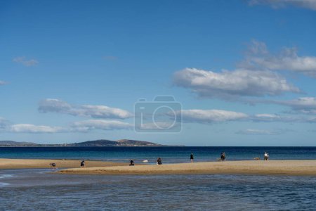 Familie spaziert im Sommer an einem Strand in Tasmanien Australien