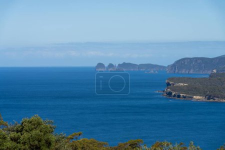 Australische Küste, in Tasmanien, Felsenschelf am Meer in Australien im Sommer