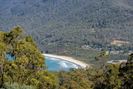 Australische Küste, in Tasmanien, Felsenschelf am Meer in Australien im Sommer
