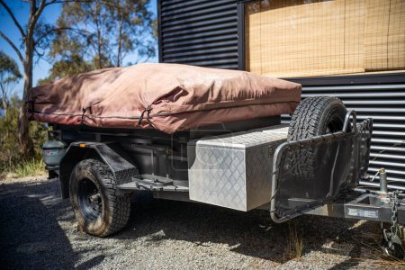 Téléchargez les photos : Caravane de camping-car garée dans un parc - en image libre de droit