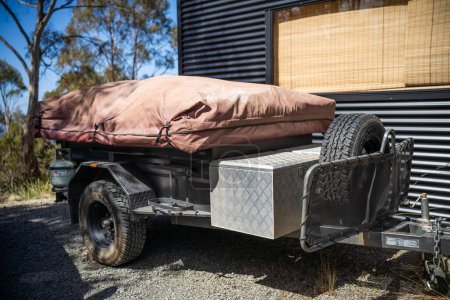 Téléchargez les photos : Caravane de camping-car garée dans un parc - en image libre de droit