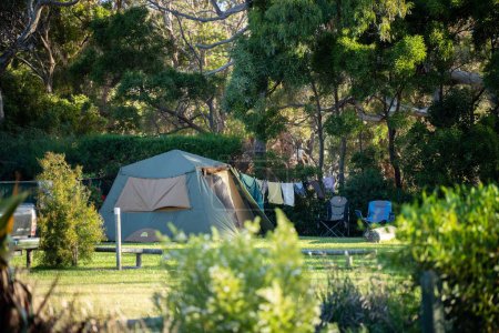 Caravana acampar en un terreno de campamento fuera de la red en unas vacaciones