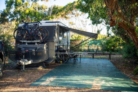 Caravane camping sur un terrain de camping hors réseau pendant les vacances