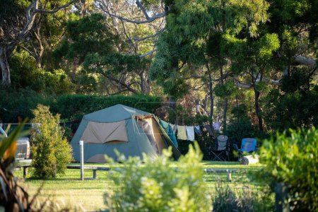 Caravana acampar en un terreno de campamento fuera de la red en unas vacaciones