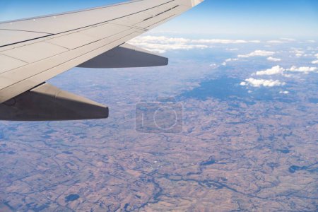 Foto de Mirando por la ventana del avión a las nubes eh por encima de Australia - Imagen libre de derechos