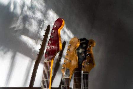 Foto de Estante de guitarra en una sala de la banda de un lugar de música en Australia en Melbourne - Imagen libre de derechos