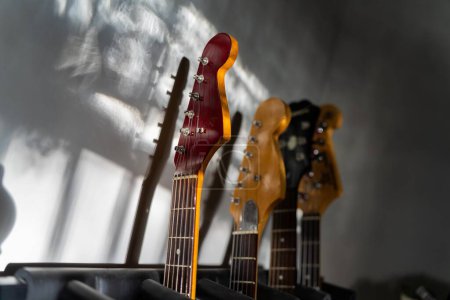 Foto de Estante de guitarra en una sala de la banda de un lugar de música en Australia en Melbourne - Imagen libre de derechos
