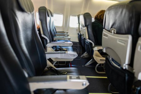 Téléchargez les photos : Sièges à l'intérieur d'un avion avec des phares et des chaises en sièges économiques dans un avion en Australie - en image libre de droit