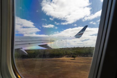 Foto de Avión despegando en una pista mirando por la ventana sobre el ala - Imagen libre de derechos
