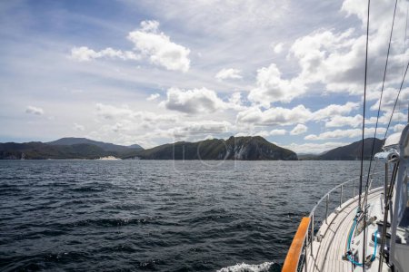 Segeln einer Jacht mit Segel an einem schönen Tag zur Erkundung der australischen Küste von Tasmanien