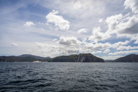 Segeln einer Jacht mit Segel an einem schönen Tag zur Erkundung der australischen Küste von Tasmanien