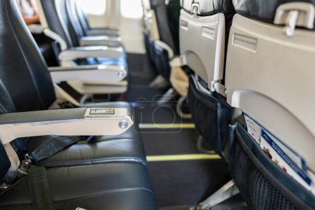 Téléchargez les photos : Sièges à l'intérieur d'un avion avec des phares et des chaises en sièges économiques dans un avion en Australie - en image libre de droit