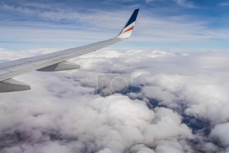 Foto de Mirando por la ventana del avión a las nubes eh por encima de Australia - Imagen libre de derechos
