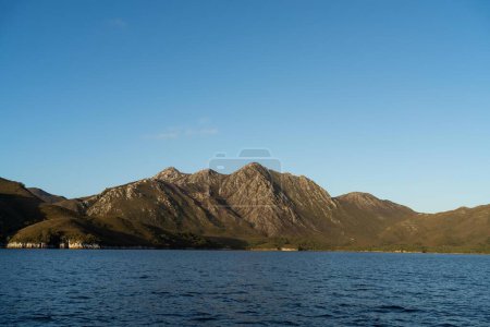 schöner Felsenberg über dem Ozean in einem Nationalpark 