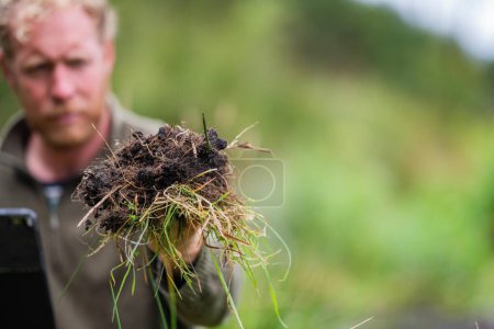 australischer Bodenwissenschaftler. Regenerativer Biobauer, der Bodenproben entnimmt und sich das Pflanzenwachstum auf einem Bauernhof ansieht. Nachhaltigkeit praktizieren 