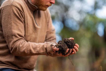 Komposthaufen, organischer thermophiler Kompost beim Drehen in Tasmanien Australien. Landwirt hält Soja