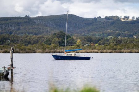 yacht ancré dans une baie dans la nature australienne en Australie