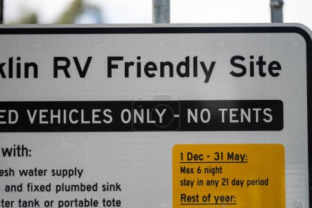 Schild für Wohnmobil-Stellplätze in einem Park in Australien in Tasmanien