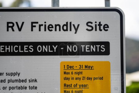 Schild für Wohnmobil-Stellplätze in einem Park in Australien in Tasmanien
