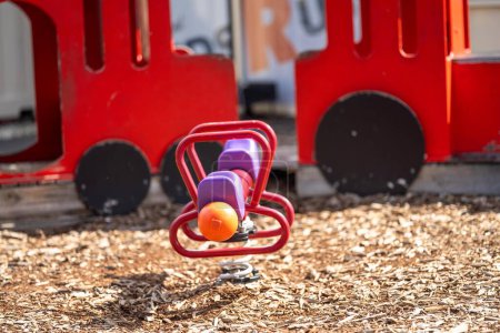 Roter Zug auf einem Spielplatz für Kinder in Australien in den Schulferien