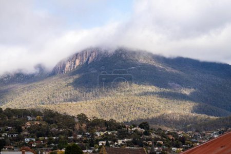 Gipfel eines felsigen berges in einem nationalpark mit blick auf eine stadt darunter, mt wellington hobart tasmania australia 