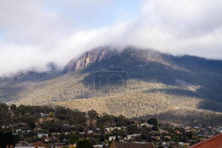 sommet d'une montagne rocheuse dans un parc national surplombant une ville ci-dessous, mt wellington hobart tasmania australie 