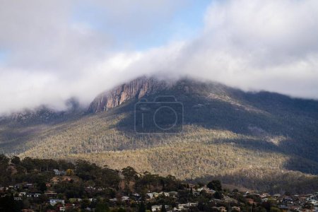 Gipfel eines felsigen berges in einem nationalpark mit blick auf eine stadt darunter, mt wellington hobart tasmania australia 
