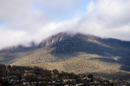 pico de una montaña rocosa en un parque nacional que mira sobre una ciudad de abajo, mt wellington hobart tasmania australia 