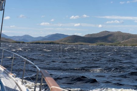 Navegación en yate en el horizonte cerca de la playa en el océano ina paisaje hermoso remoto, Tasmania, Australia 