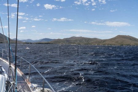 voile sur un yacht en Australie dans la forêt sauvage reculée au printemps en Australie et en Nouvelle-Zélande