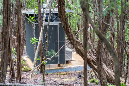 Bloc sanitaire dans un terrain de camping dans la brousse. Toilettes dans un parc national en Australie 