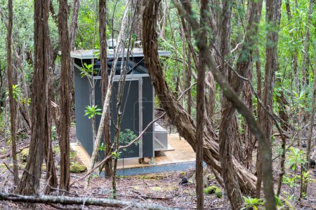 Toilettenhäuschen auf einem Lagerplatz im Busch. Toiletten in einem Nationalpark in Australien 