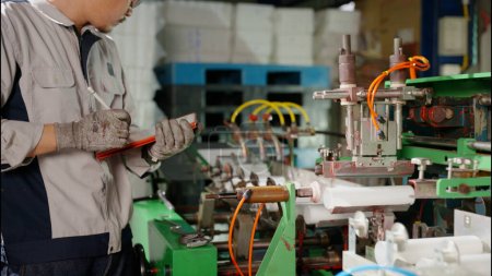 Téléchargez les photos : The technician repairing the machine in the factory - en image libre de droit