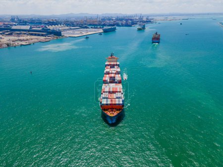 Téléchargez les photos : L'image offre une vue aérienne imprenable d'un port de cargaison animé, où des navires massifs accostent et déchargent leur précieuse cargaison. - en image libre de droit