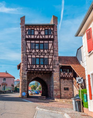 Foto de Cernay, Francia - 10 de octubre de 2022: Puerta medieval de la ciudad de Cernay, situada al comienzo de la ruta del vino en Alsacia. - Imagen libre de derechos