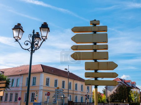 Téléchargez les photos : Cernay, France - 10 octobre 2022 : Face arrière vierge des panneaux de signalisation près d'un lampadaire à Cernay, Alsace. - en image libre de droit